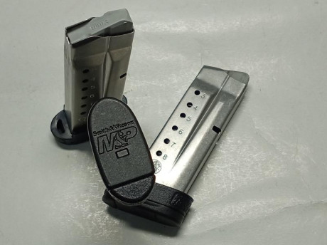 Hola, pongo a la venta dos cargadores de Smith y Wesson MP Shield del calibre 9mm Parabellum y 8 cartuchos 81