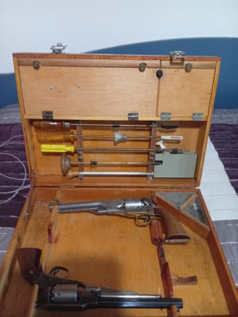 Vendo maleta 
Pará un revolver y dos pistolas 
80€ más Portes 
Está en león y Zamora 
Saludos 01