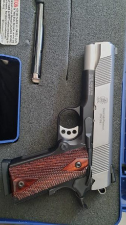 Se vende pistola smith and wesson 1911 SE, en 45 acp, cañón de 4,25", incluye dos cargadores originales 01