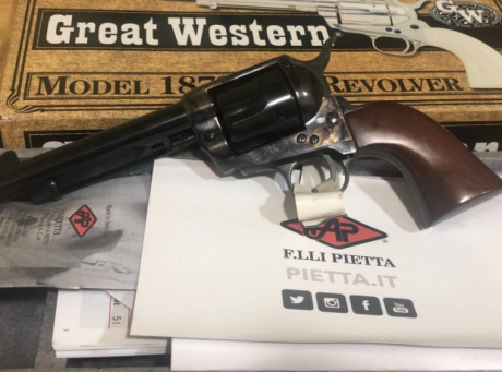 Vendo revólver Pietta del calibre 45Lc, el revólver tiene pegados 20 tiros, para ver y probar estoy en 01