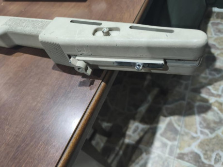 Se vende culata sintética Choate "Ultimate Sniper", diseñada por el Mayor John Plaster. Esta 01