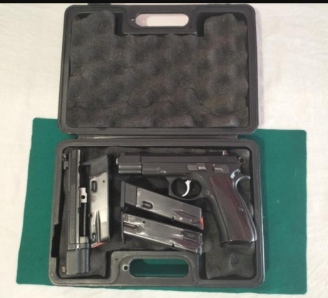 Vendo CZ 75B, con el kit del 22, y cachas originales y otras de madera. Solo utilizada en precisión. Pocos 02