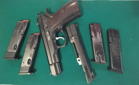 Vendo CZ 75B, con el kit del 22, y cachas originales y otras de madera. Solo utilizada en precisión. Pocos 01