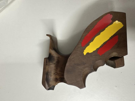 He comprado recientemente esta pistola y la cacha no me sirve.

Talla L, de nogal y sin masilla. Tiene 00