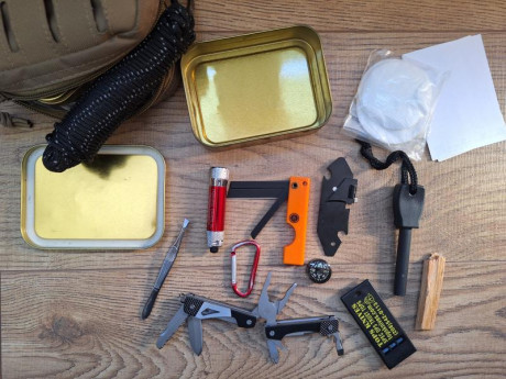 *SE VENDE:* 

*Mini kit de supervivencia:* 

- Pouch táctico para su porte
- Cuerda paracord
- Manta térmica
- 02