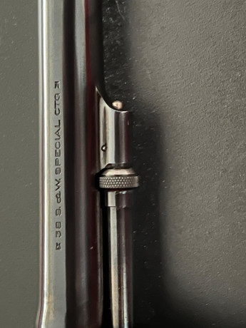 *SE VENDE:* 

 *Revolver SMITH & WESSON modelo de 1915* , cañón de 6" y calibre 38 special.

 02