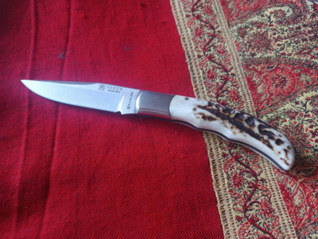 Navaja Joker Pointer..
Modelo pequeño  en  toro y modelo grande en ciervo .
Sin usar nuevas.
Pequeña  02