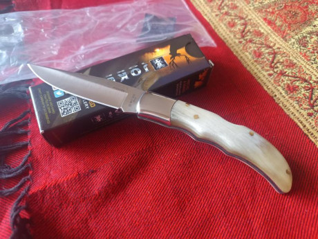 Navaja Joker Pointer..
Modelo pequeño  en  toro y modelo grande en ciervo .
Sin usar nuevas.
Pequeña  12