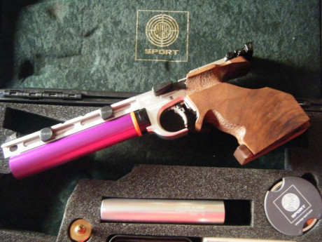 Se vende la pistola referenciada con muy poco uso.
Puede comprobarse por el poco desgaste de la cacha 02