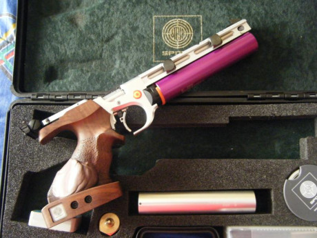 Se vende la pistola referenciada con muy poco uso.
Puede comprobarse por el poco desgaste de la cacha 00