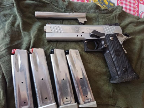 Hola,vendo pistola Arex Alpha Rex,calibre 9x19mm.
Se acompaña de maletín,baqueta de limpieza y 3 cargadores.la 01