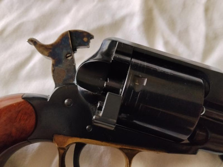 Se vende Uberti Conversion 
Calibre 45 Long Colt, cartucho metálico 
600 euros 
También en móvil y Whatsapp 10