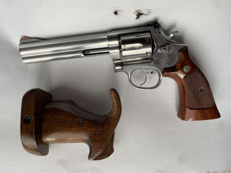 Se vende en 700€  incluido portes. 
Con la segunda cacha anatómica.
Seis pulgada. 357mag.
Está en Pamplona. 02