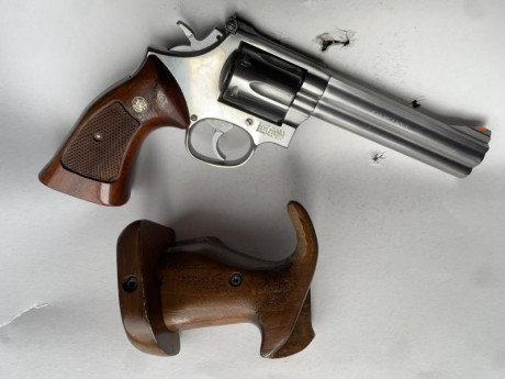 Se vende en 700€  incluido portes. 
Con la segunda cacha anatómica.
Seis pulgada. 357mag.
Está en Pamplona. 01