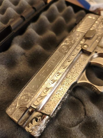 Se vende pistola Star m43 Firestar, calibre 9x19, ornamentada con diversos motivos.
Se vende con 2 cargadores 00