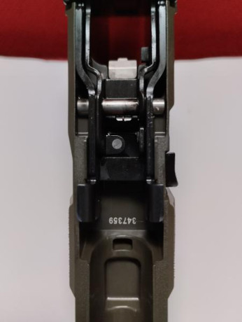 Vendo pistola Echelon de 9mm. Comprada nueva. Ha disparado 50 cartuchos, trae dos cargadores, uno de 17 111