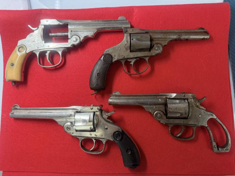 Se vende lote de restos y piezas originales de revólveres del siglo XIX, ideal para coleccionistas, restauradores 02