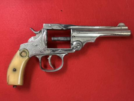 Se vende lote de restos y piezas originales de revólveres del siglo XIX, ideal para coleccionistas, restauradores 00