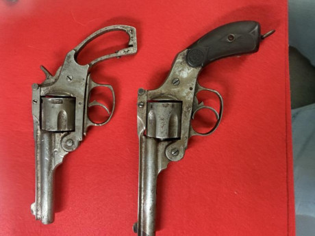 Se vende lote de restos y piezas originales de revólveres del siglo XIX, ideal para coleccionistas, restauradores 10
