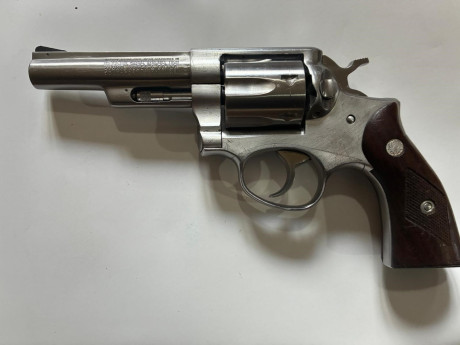 Hola a todos. 
Un conocido me ha pedido el favor de publicarle unas armas que tiene a la venta.

-Star 10