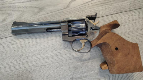 Se vende un revolver manurinh del 32, acompañado de visor de tiro, gafas de tiro, etc
Se vende CZ 75 preparada 21