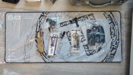 Se vende un revolver manurinh del 32, acompañado de visor de tiro, gafas de tiro, etc
Se vende CZ 75 preparada 30