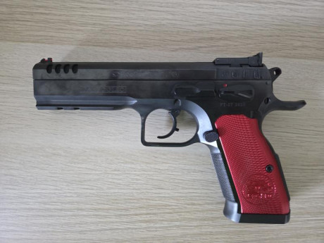 Arma en Madrid
Precio 1500E
Tanfoglio Stock 3, con 4 cargadores con sus tapas extendidas. (Dos rojas, 01