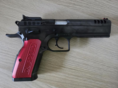 Arma en Madrid
Precio 1500E
Tanfoglio Stock 3, con 4 cargadores con sus tapas extendidas. (Dos rojas, 00