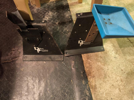 Vendo soporte para prensa dillon 550.  650. 750. Con rampa para balas y bandeja de proyectiles. 150 mas 10