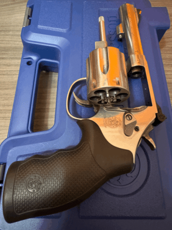 Vendo Smith Wesson modelo 67 del 38 especial, 4" de cañón en acero inox. Comprado nuevo por mi justo 02