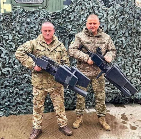 Buenas tardes.

¿Hay algún arma estandarizada o recomendada para el soldado del ejército de Tierra contra 00