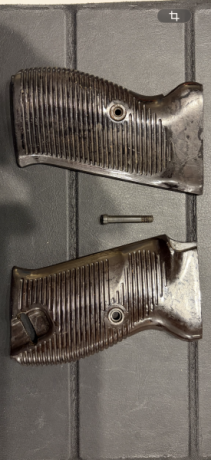 Vendo estas cachas originales de Walther P38 de IIGM en perfecto estado con su tornillo. 
Digo que son 02