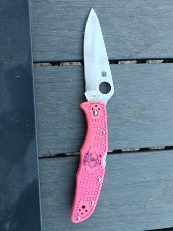 Spyderco endura 4 nueva sin uso, pero con restos de rotulador en una cacha y clip semipulido (un intento 02