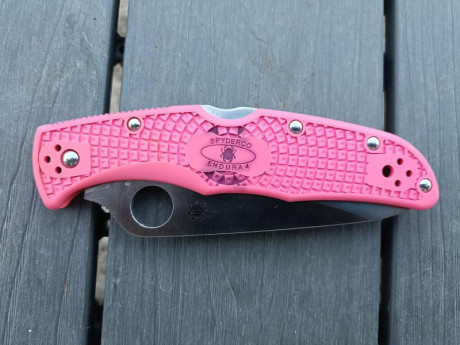 Spyderco endura 4 nueva sin uso, pero con restos de rotulador en una cacha y clip semipulido (un intento 01