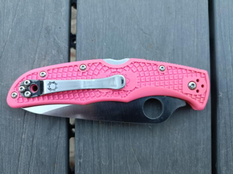 Spyderco endura 4 nueva sin uso, pero con restos de rotulador en una cacha y clip semipulido (un intento 00