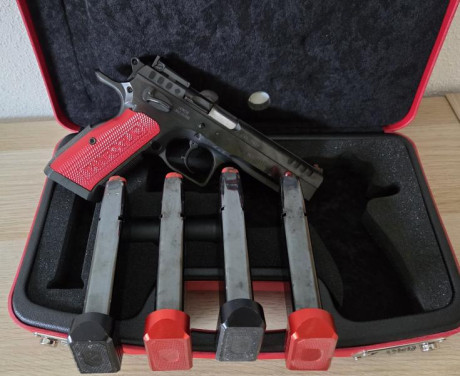 Arma en Madrid
Precio 1400E
Tanfoglio Stock 3, con 4 cargadores con sus tapas extendidas. (Dos rojas, 02