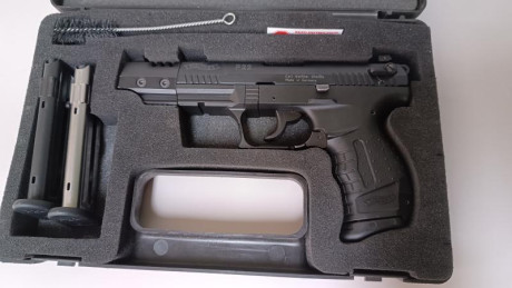 Pistola en perfecto estado de conservación, con tres cargadores y todos los accesorios originales, incluida 02
