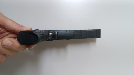 Pistola en perfecto estado de conservación, con tres cargadores y todos los accesorios originales, incluida 00