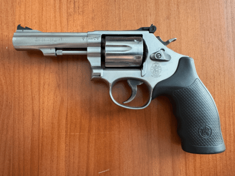 Vendo Smith Wesson modelo 67 del 38 especial, 4" de cañón en acero inox. Comprado nuevo por mi justo 00