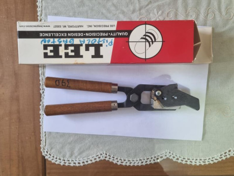 Se vende turquesa bola LEE calibre .390 usado en buen estado. Perfecto para pistola UNDERHAMMER DE ARDESA. 01
