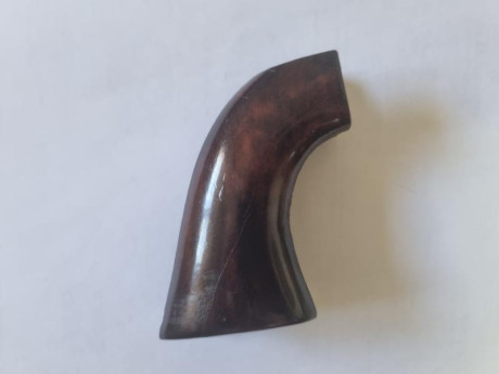 Se vende cachas de madera para revolver tipo COLT 1873 en muy buen estado. Dos unidades con distintos 02