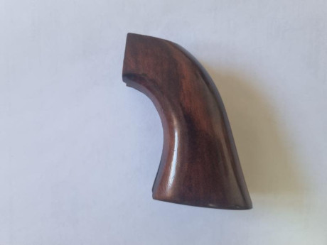 Se vende cachas de madera para revolver tipo COLT 1873 en muy buen estado. Dos unidades con distintos 01