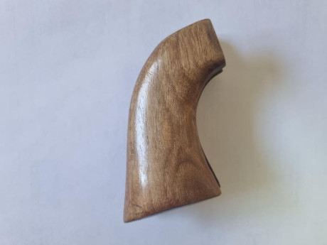 Se vende cachas de madera para revolver tipo COLT 1873 en muy buen estado. Dos unidades con distintos 00