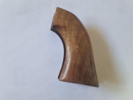 Se vende cachas de madera para revolver tipo COLT 1873 en muy buen estado. Dos unidades con distintos 10