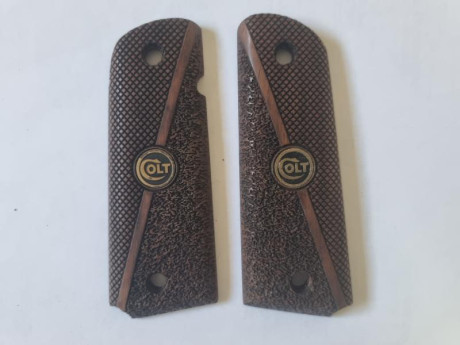 Se vende cachas de madera para pistola COLT 1911 nueva. Precio 40 euros. Tlf.607609326 01