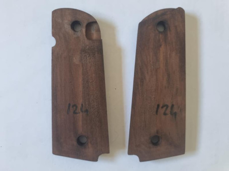 Se vende cachas de madera para pistola COLT 1911 nueva. Precio 40 euros. Tlf.607609326 00