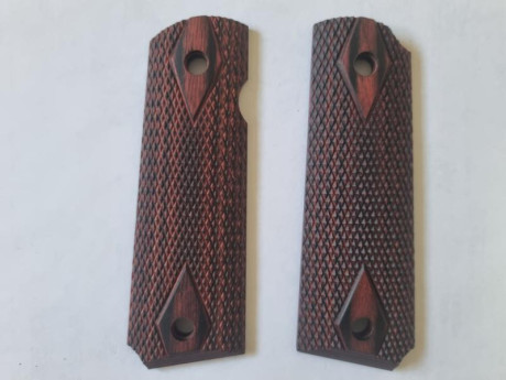Se vende cachas de madera para pistola COLT 1911 nuevas. Precio 20 euros. Tlf.607609326 01
