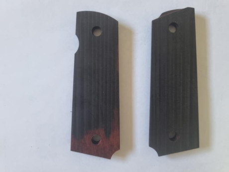 Se vende cachas de madera para pistola COLT 1911 nuevas. Precio 20 euros. Tlf.607609326 00