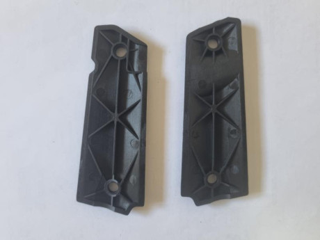 Se vende cachas de resina para pistola COLT 1911 nuevas. Precio 15 euros. Tlf.607609326 00