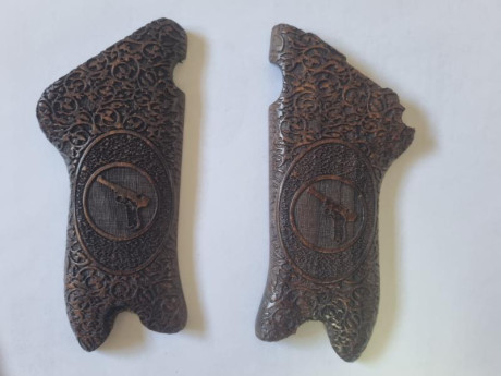 Se vende cachas de madera para pistola LUGER P08 con poco uso. Precio 40 euros. Tlf.607609326 01